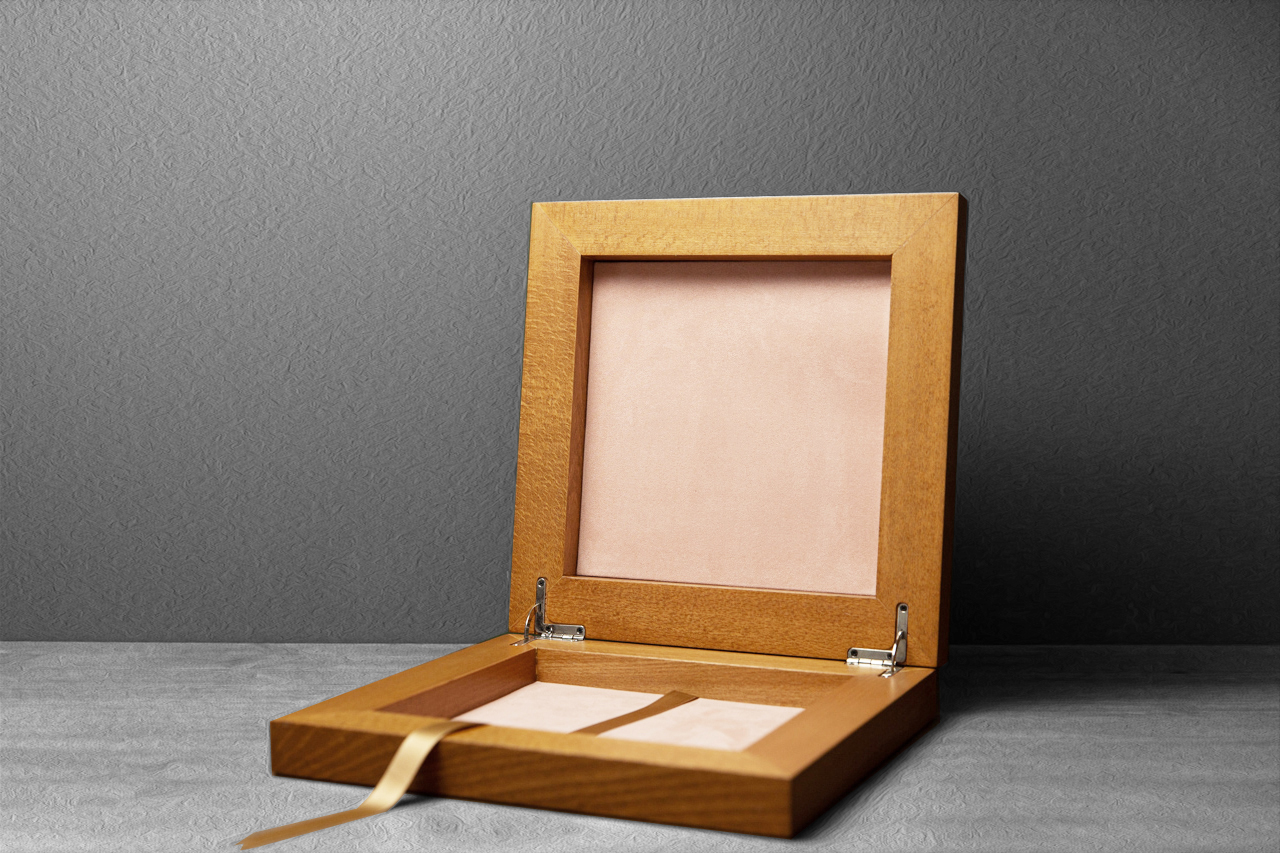 The Apollon Box in natural wood, open