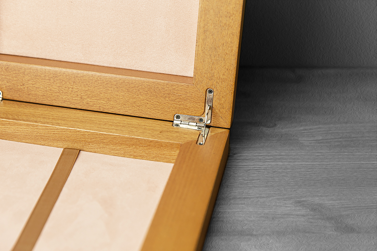 The Apollon Box in natural wood: hinge and lid detail