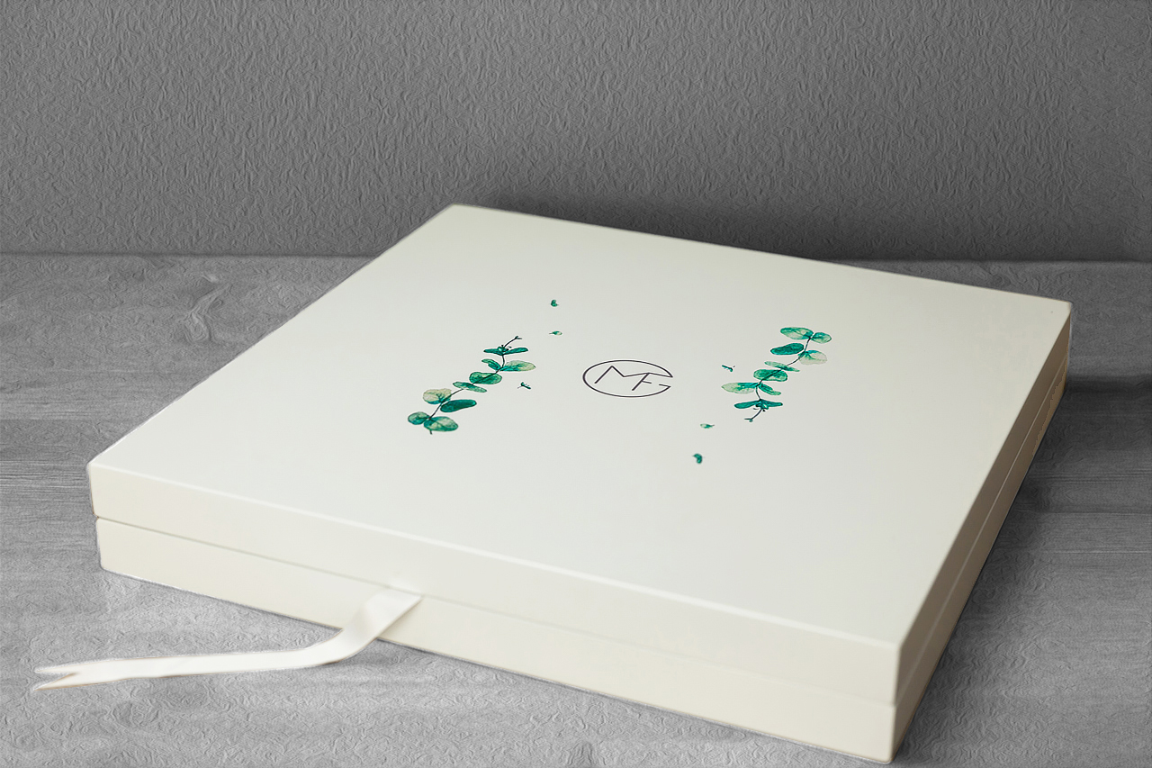 The Apollon Box in white with UV print on the lid
