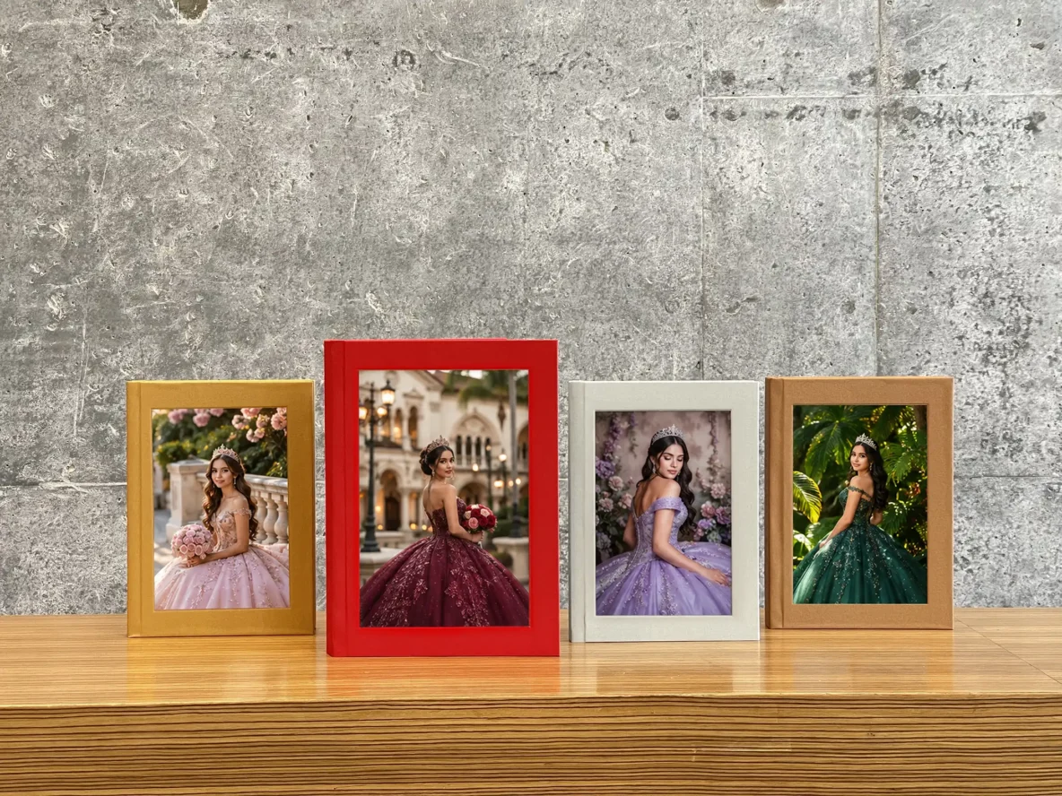 Cuatro álbumes de quinceañera The Art Book de KONPOLI, con un retrato en cada portada, en fila sobre una repisa de madera